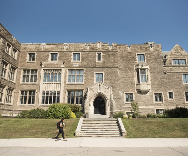 Students walk on McMaster University in Hamilton, Ontario on Thursday, September 22, 2017. (Photograph by Hannah Yoon)